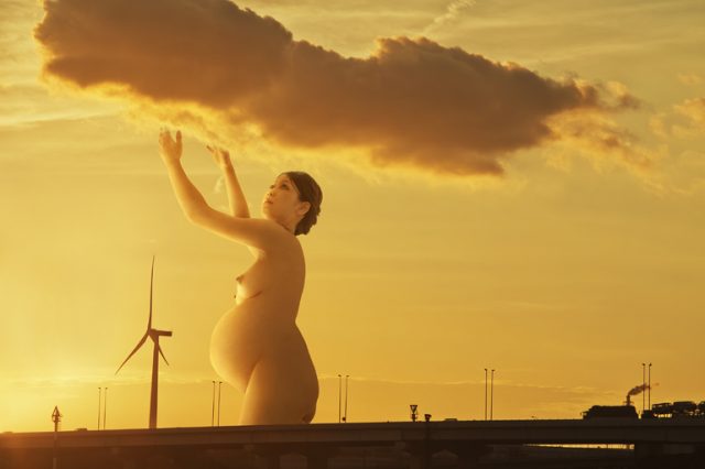 風景の中にたたずむ巨大妊婦が話題の写真家、馬場磨貴による個展が開催。浅田政志とのクロストークも。