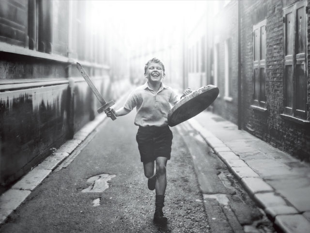 『ベルファスト』: ケネス・ブラナーの幼少期を投影した自伝的作品。故郷への郷愁とリスペクトを英国・アイルランド実力派俳優たちの競演で魅せる、泣き笑いの人生賛歌。