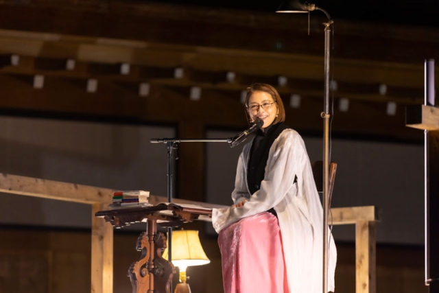 名古屋城で開催された、小泉今日子による『満月の夜城朗読会』のアーカイブ配信が開始！ギター伴奏はテライショウタ（GOFISH)。
