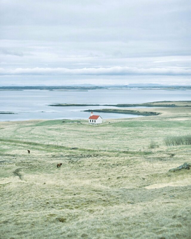 フォトグラファー・福森翔一による、アイスランドを50日間旅して撮影した写真をまとめた写真集『遥か街を切る』の刊行記念展がON READINGにて開催中。