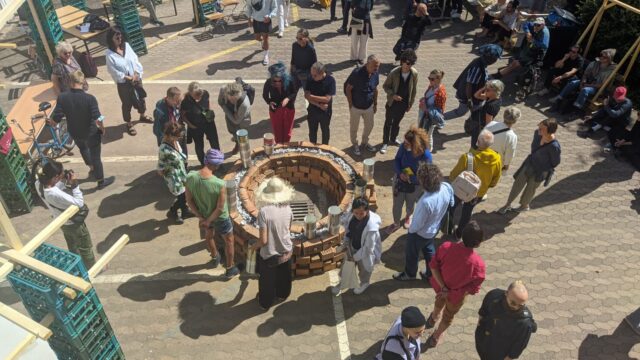 「そこにあるもの」「そこにいる人たち」とともに作り上げる作品を国内外で発表し、国際的に高く評価されているアーティスト・梅田哲也によるパフォーマンス『初秋の、鳴り釜  2025』が新栄・パルルにて開催。